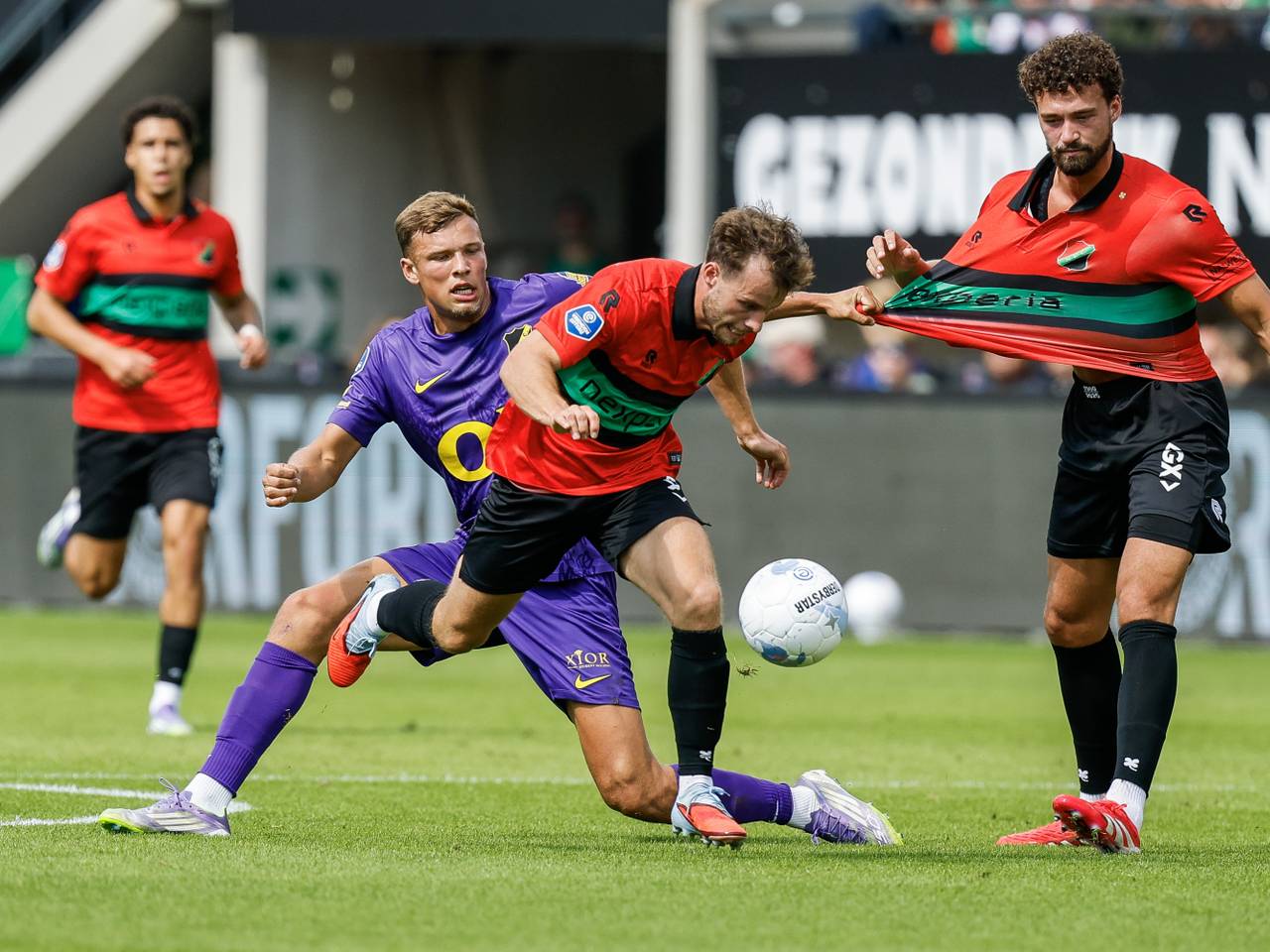 Sydney van Hooijdonk (tweede van links) kwam met NAC handen en voeten tekort tegen NEC (foto: ANP).