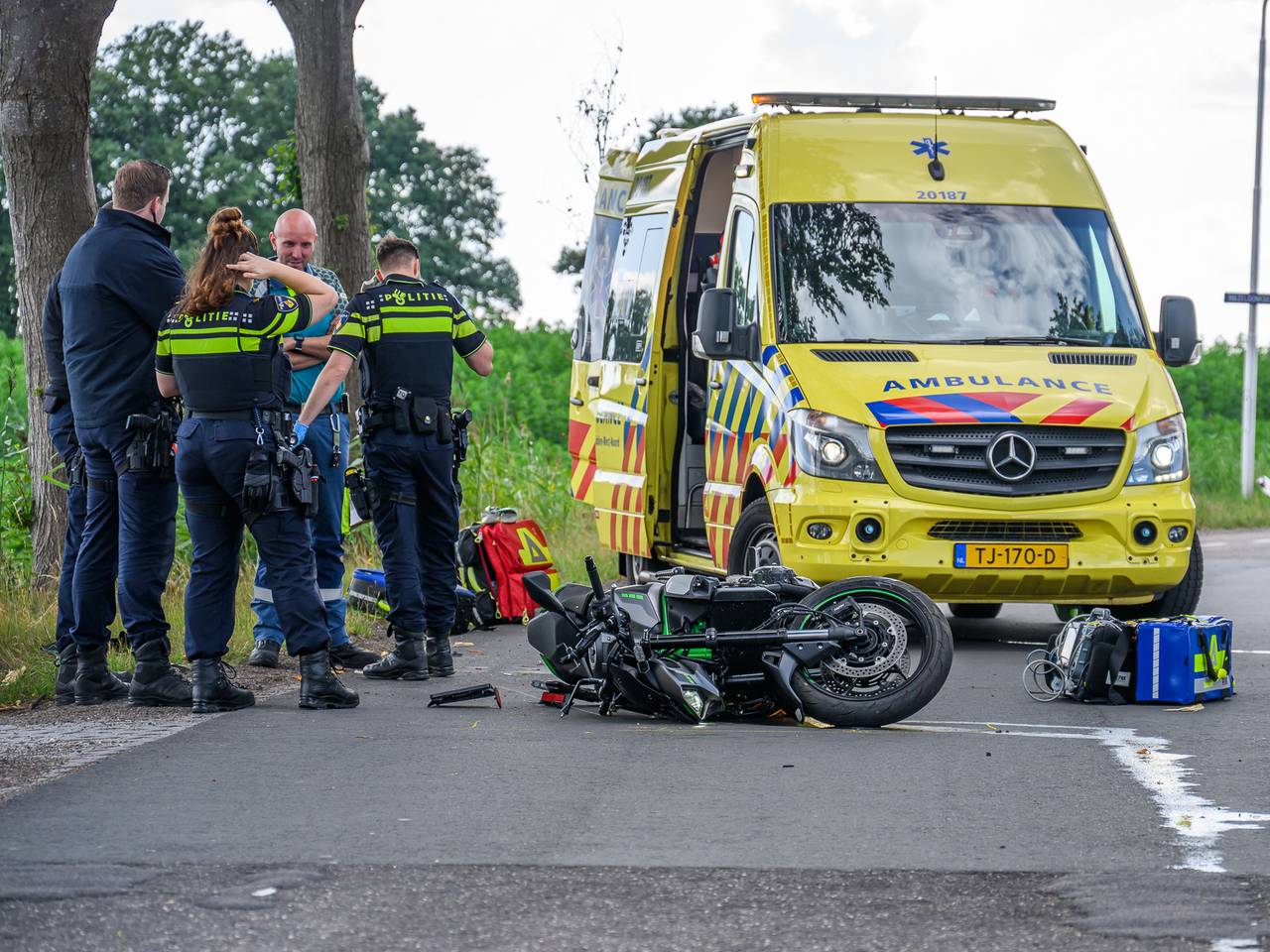 Motorrijder botst tegen boom: slachtoffer ernstig gewond naar ziekenhuis