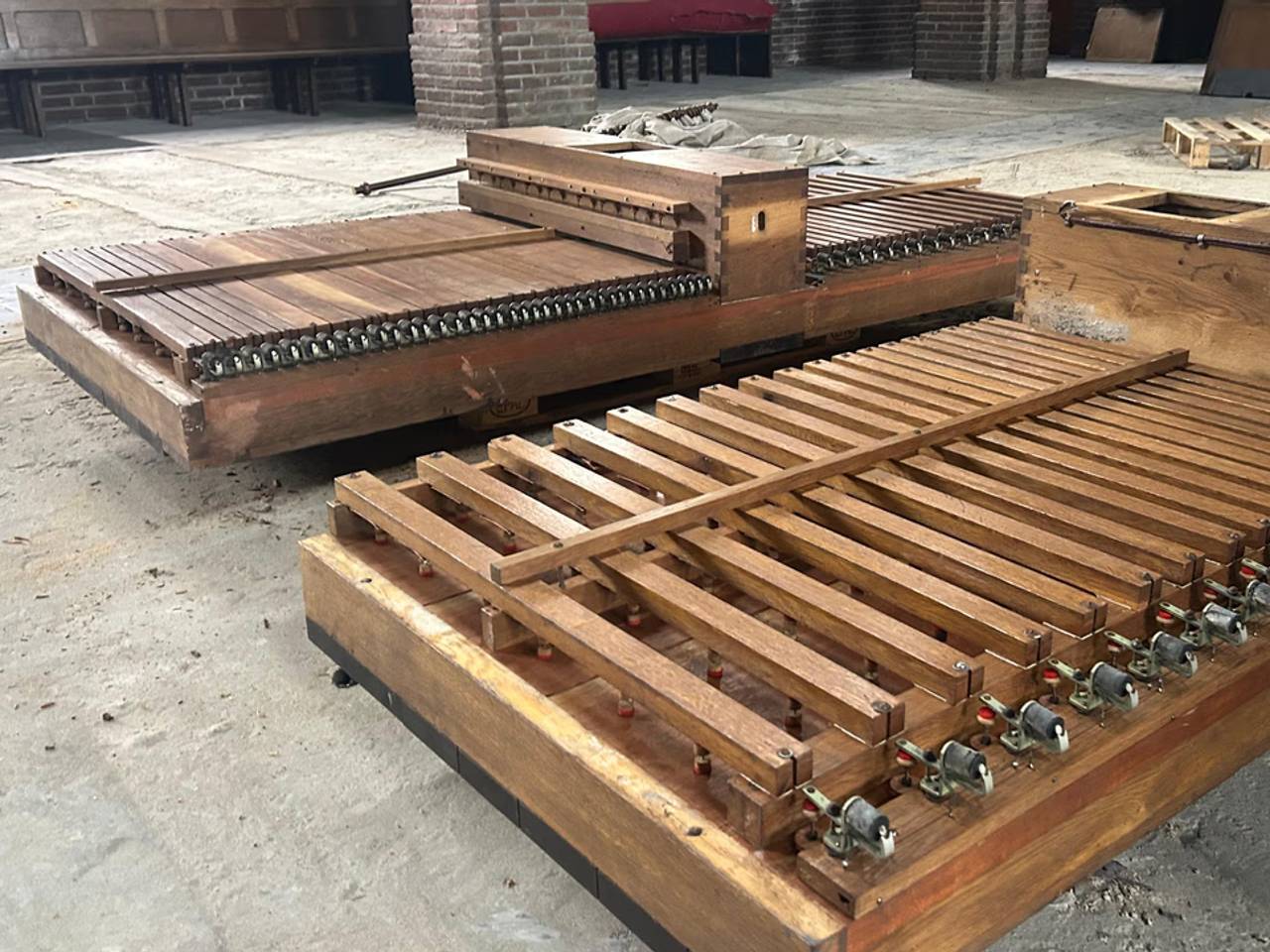 Het orgel wordt plankje voor plankje uit elkaar gehaald (foto: Dtv Nieuws).