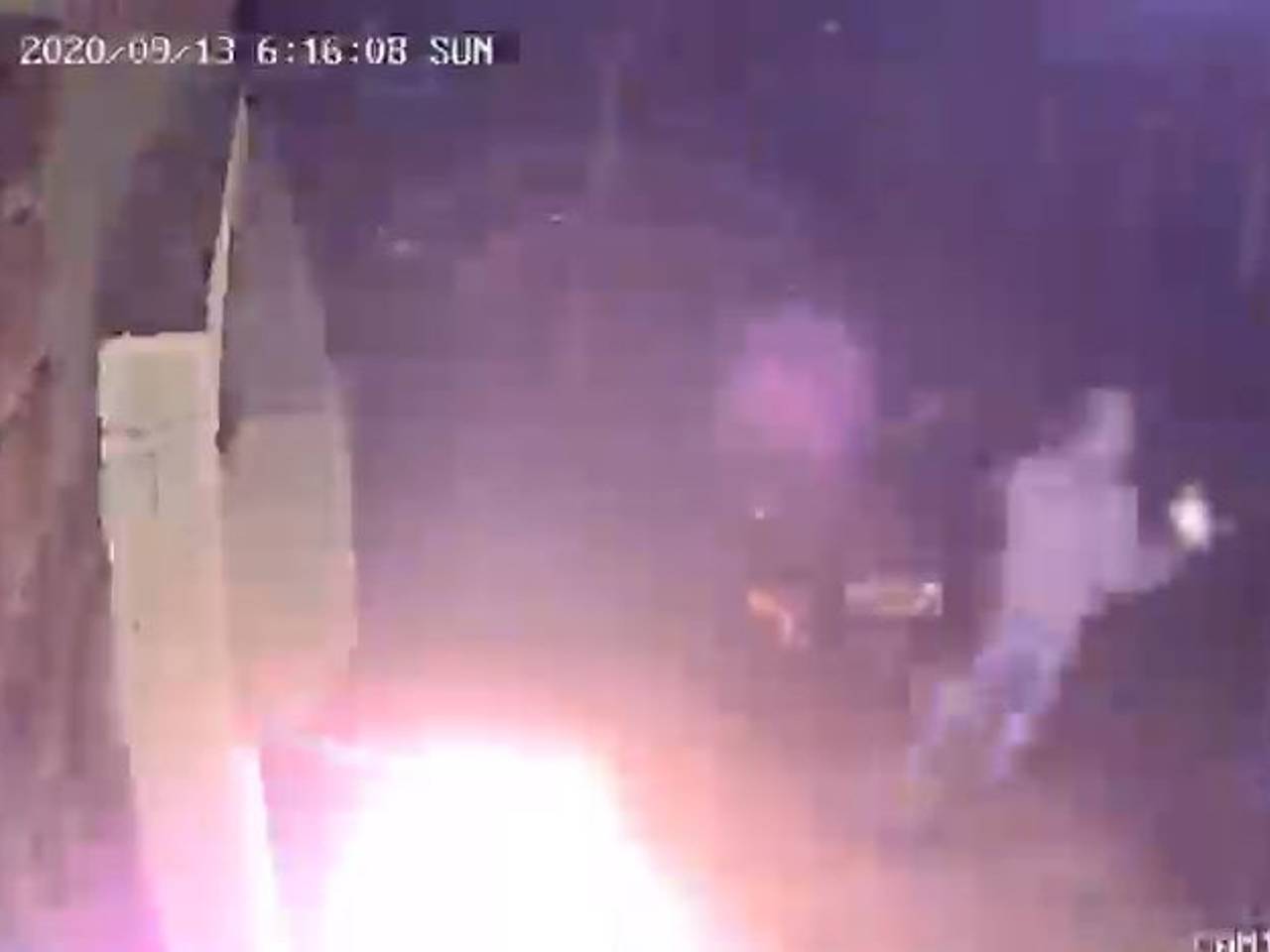 Het moment waarop de motor in brand werd gestoken.