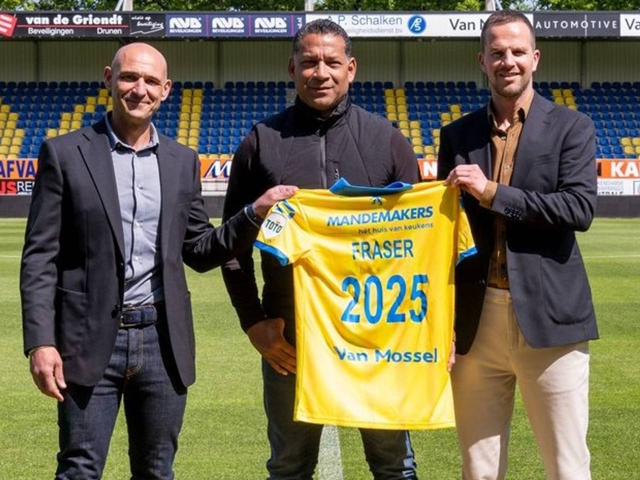 Mo Allach (links), Henk Fraser en Frank van Mosselveld, in 2023 (foto: RKC Waalwijk).