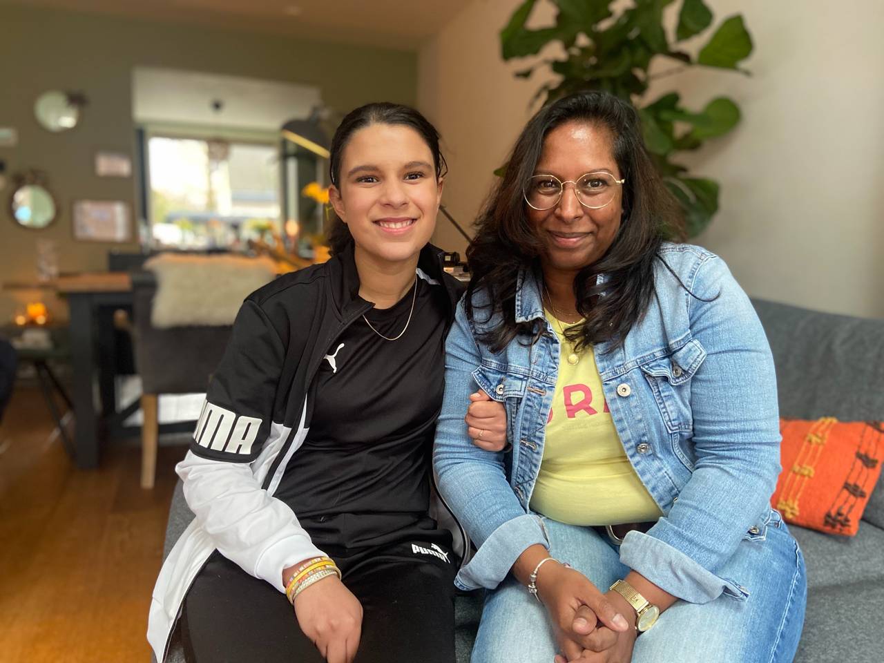 Elinde en haar moeder Indra (Foto: Ilse Schoenmakers).