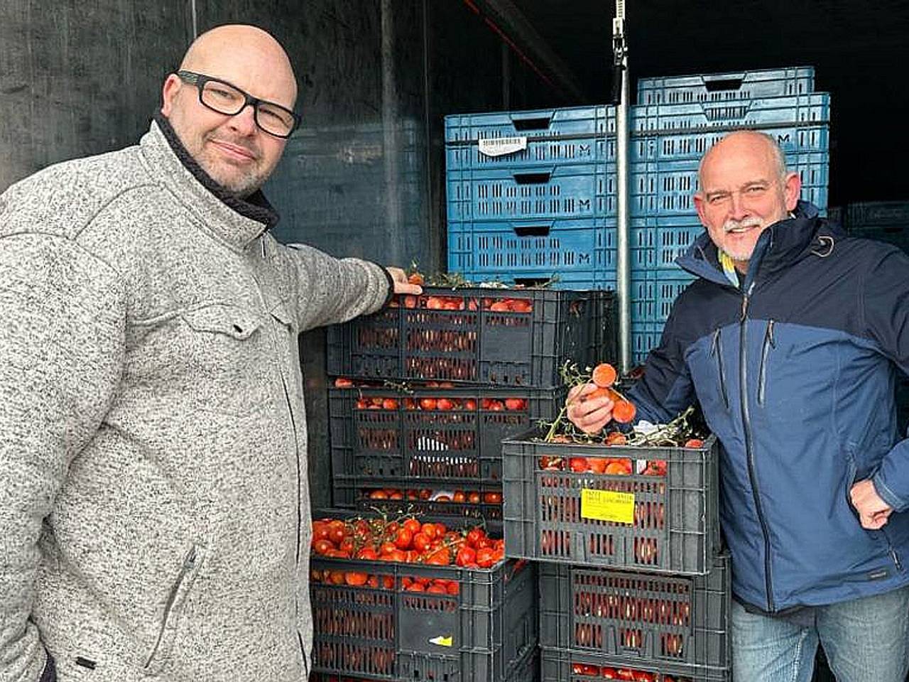 Jacky Masseurs en George Stander willen de tomaten redden van de kliko.