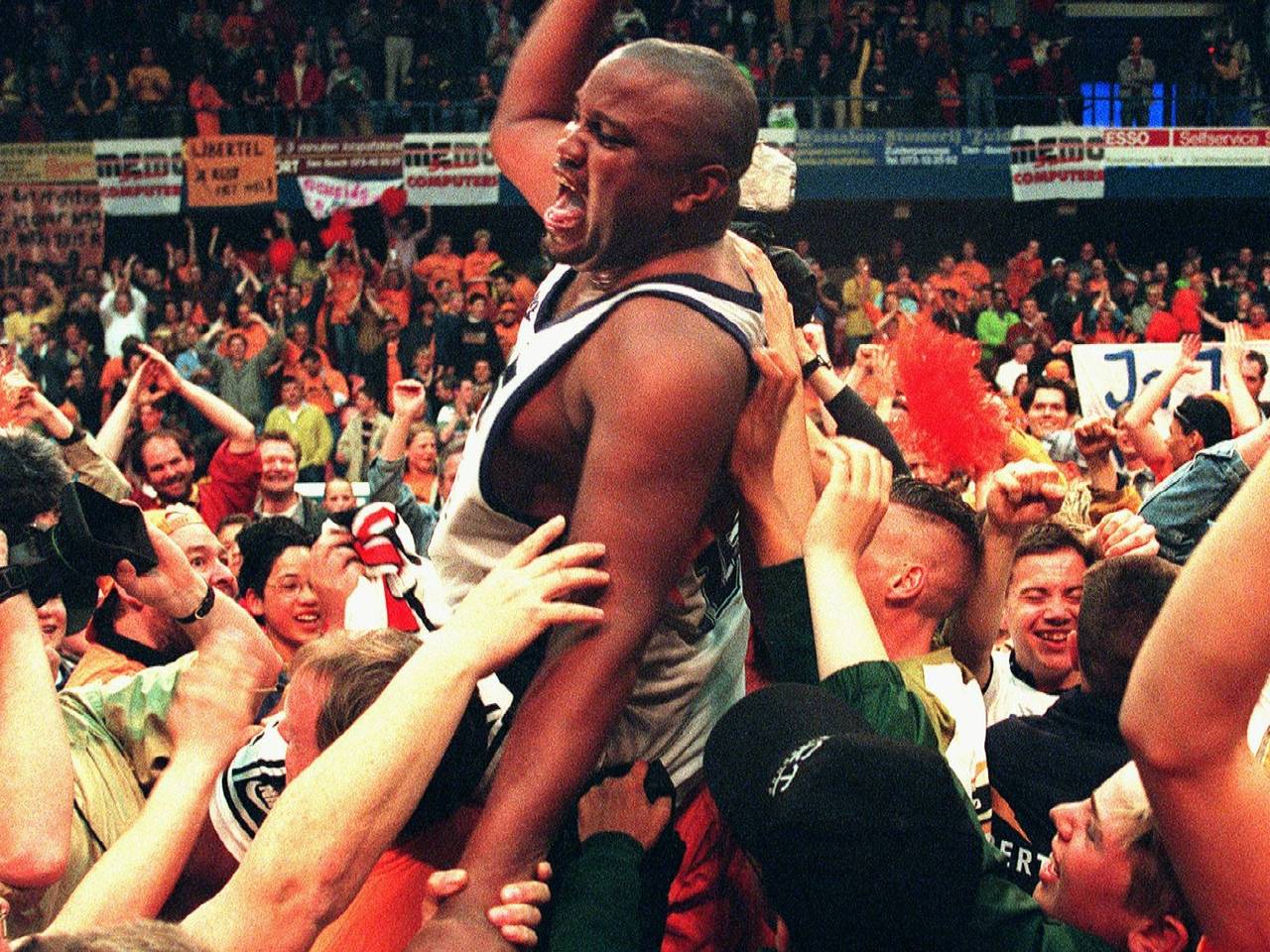 Riley Smith wordt op de schouders genomen bij kampioenschap van Den Bosch in 1997 (Foto: ANP)