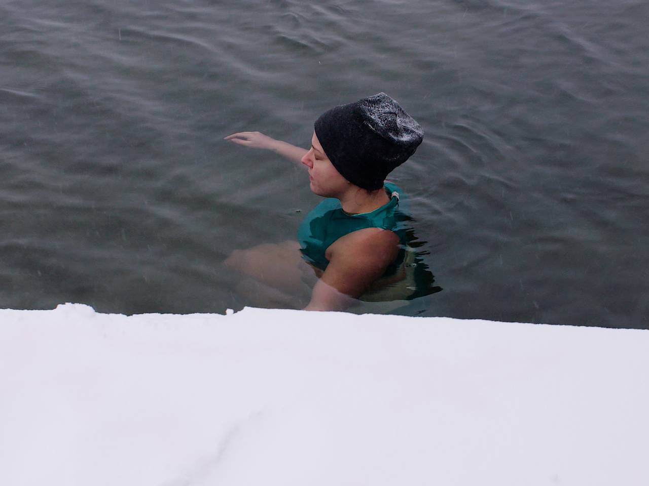 Brrrr!! Zwemmen in ijskoud water tijdens sneeuwval