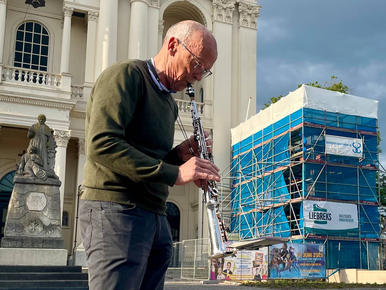 Wim de Veth speelt in Oudenbosch volkslied Vaticaanstad