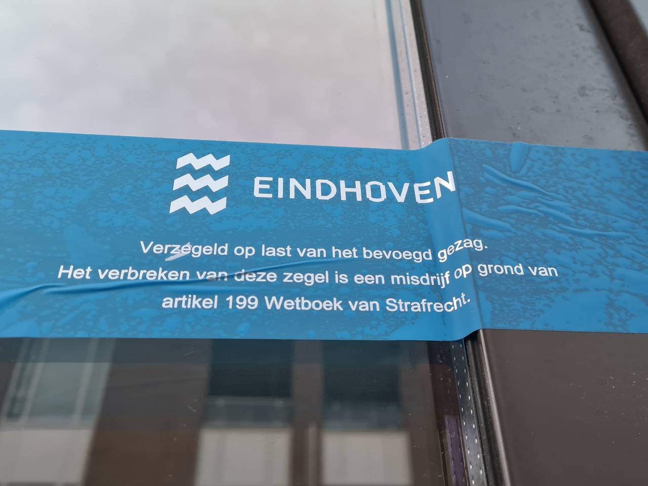 De gemeente Eindhoven sloot de delicatessenzaak aan de Kleine Berg in Eindhoven. 