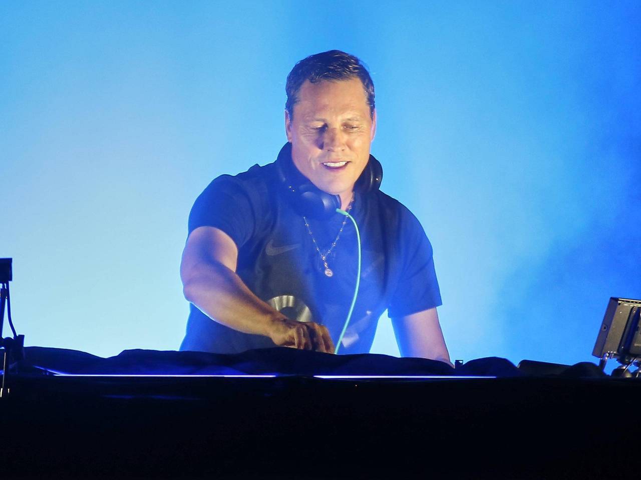Tiësto in het zwarte shirt van NAC (foto: ANP).