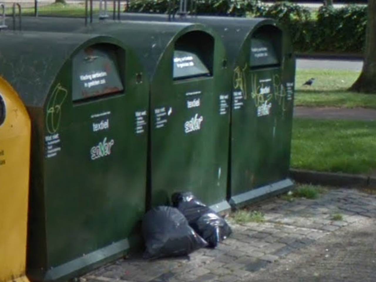 De containers moeten plaatsmaken voor ondergrondse varianten, maar volgens Bozkurt kan dat nog wel even duren.