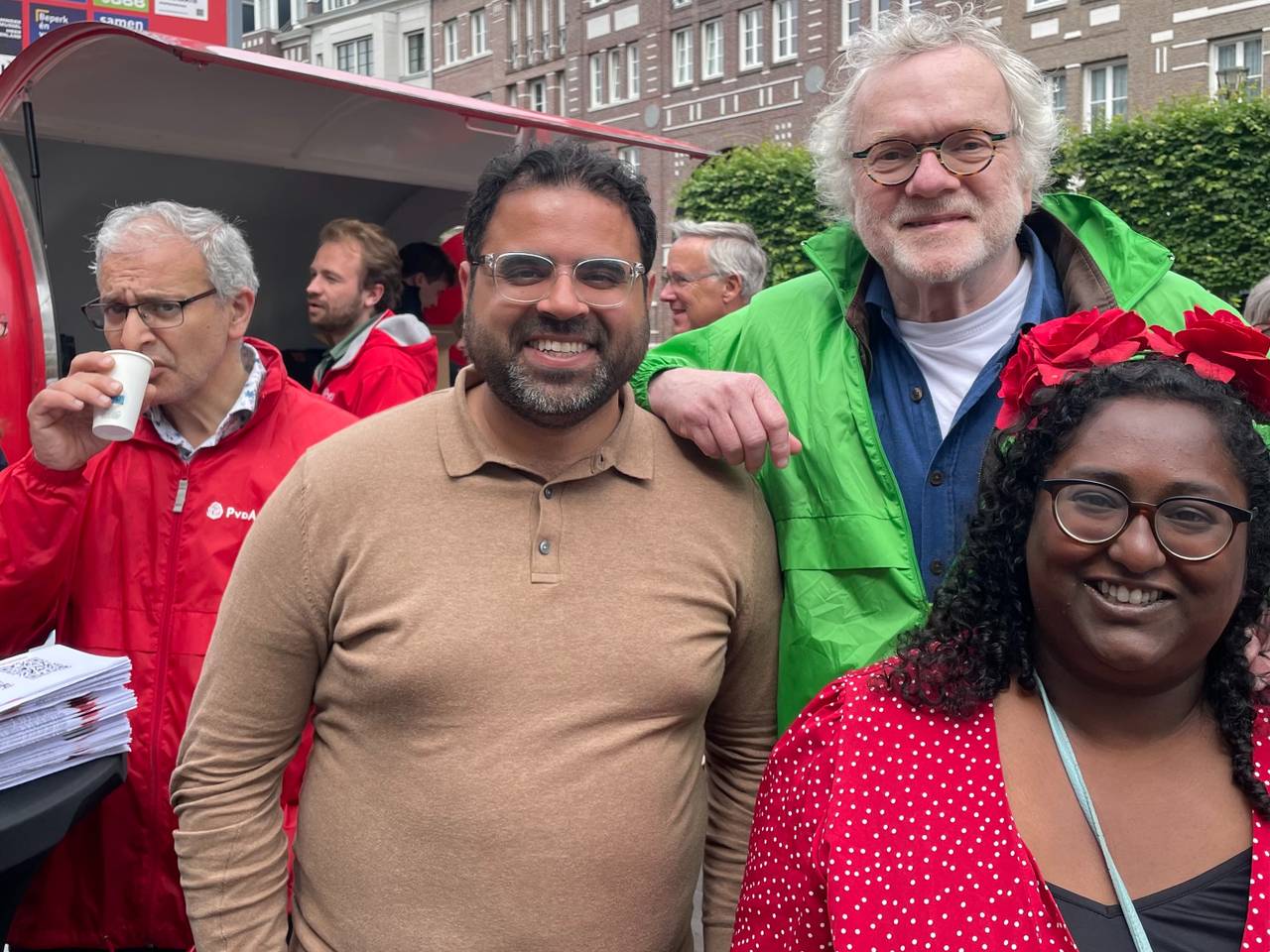 Mohammed Chahim (links) bij de koffiekar in Helmond.
