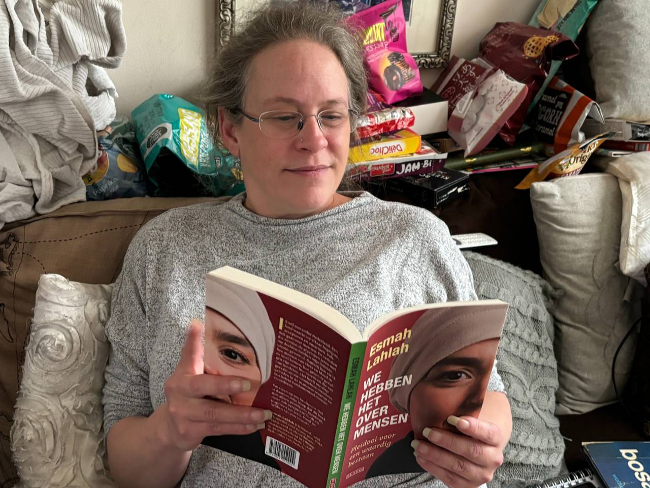 Karen van den Andel leest het boek van Esmah Lahlah (foto: Omroep Brabant).