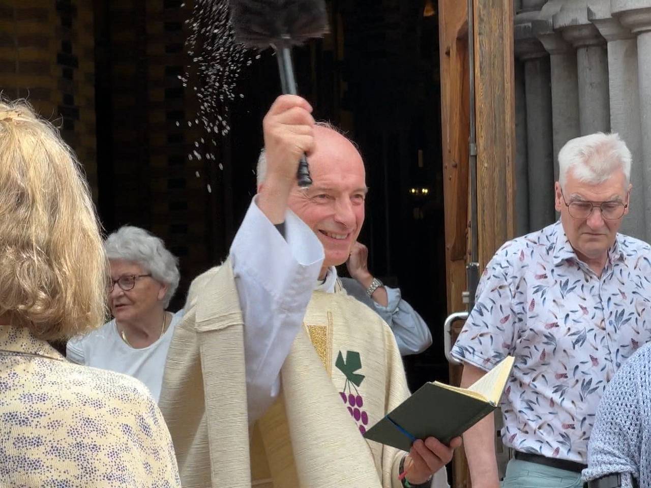 Meneer Pastoor zegent de fietsen (foto: Carlijn Kösters).