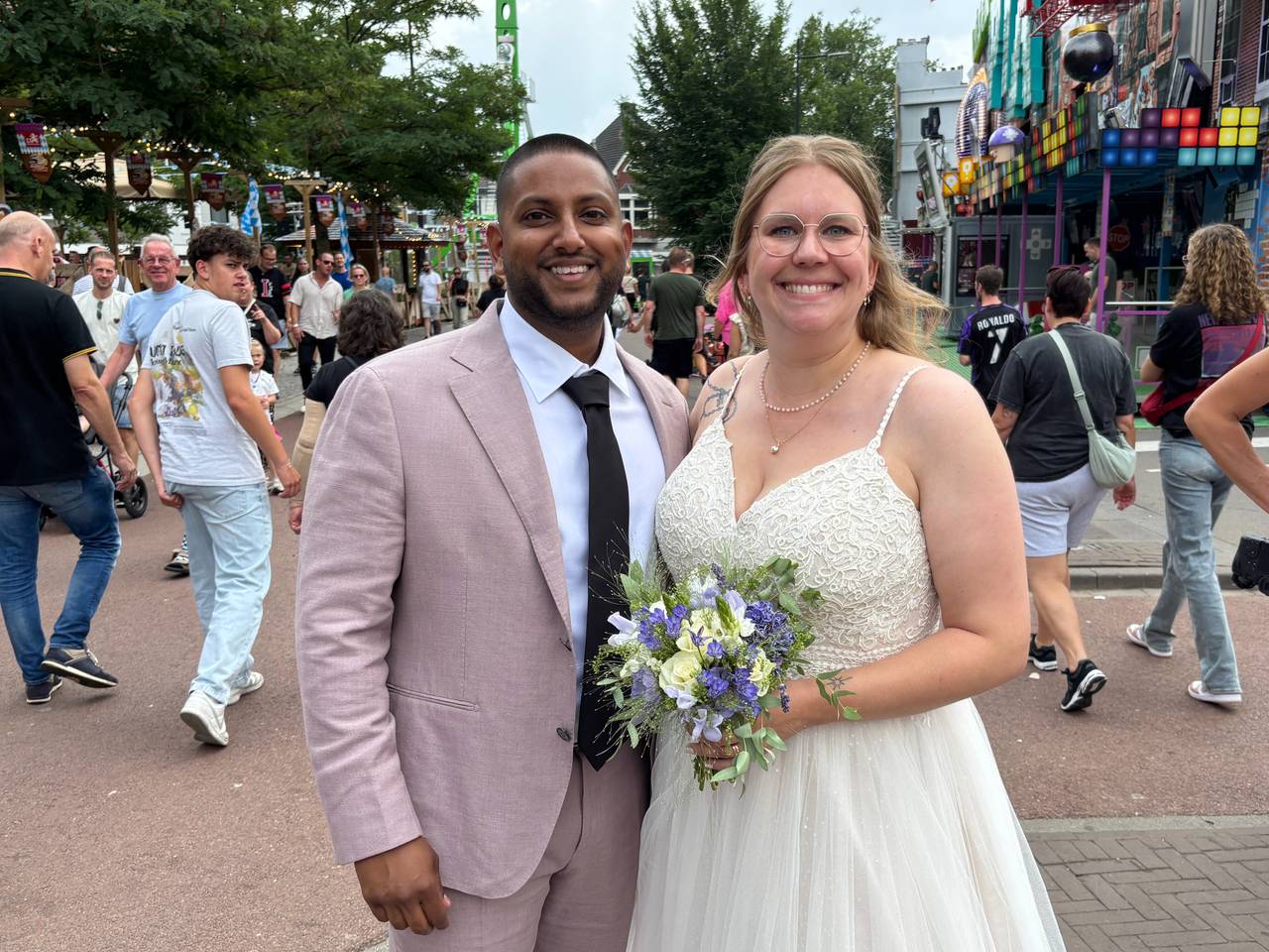 Het kersverse echtpaar maakt hun bruidsfoto's op de kermis (foto: Thijs den Ouden).