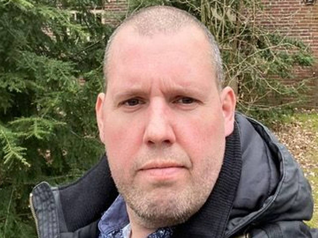 Dennis Houtkamp voor zijn huisje. Privéfoto.