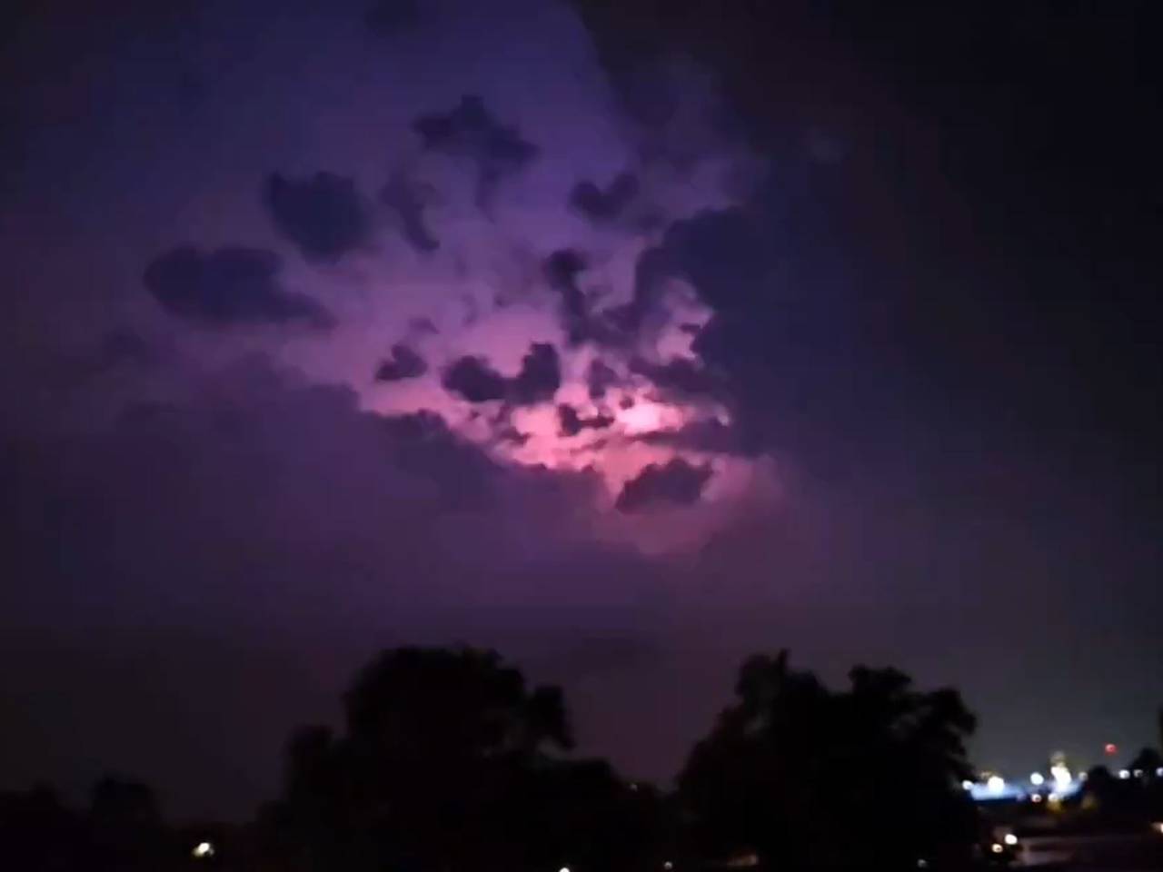 Onweer vanuit Bergen op Zoom te zien (foto van X: @moralikelukas)