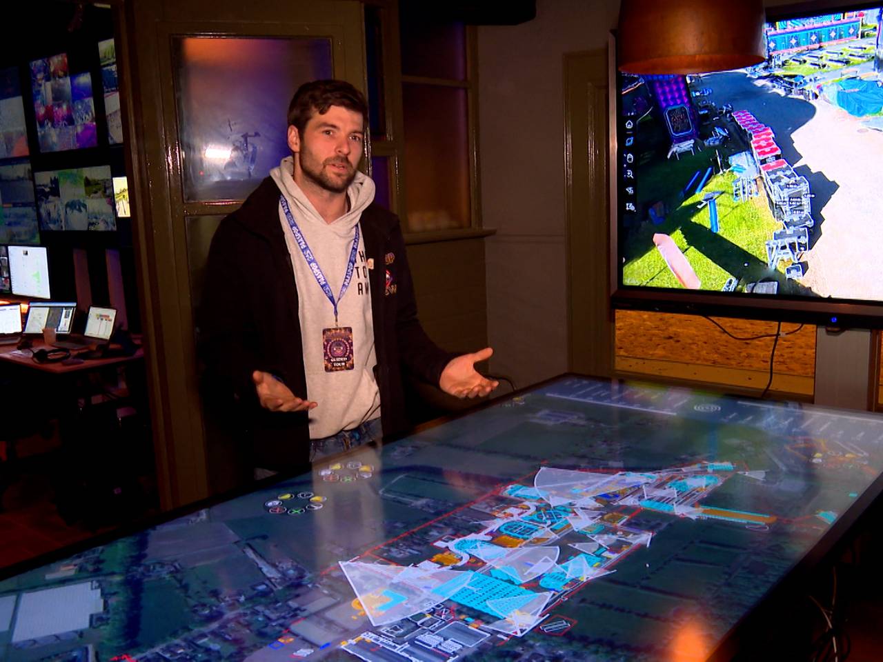 Sven verzorgt alle techniek die wordt gebruik voor de veiligheid op Paaspop (foto: Omroep Brabant).