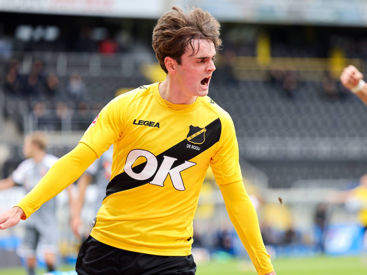 Kaj de Rooij na een goal voor NAC.