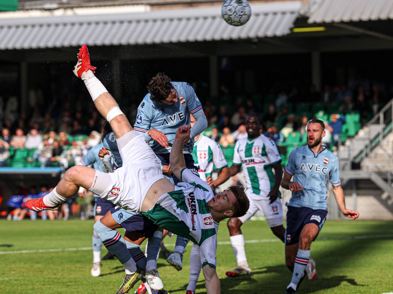 FC Dordrecht-spits Devin Haen met een spectaculaire omhaal tegen Willem II. (Foto: Ben Gal/Orange Pictures)