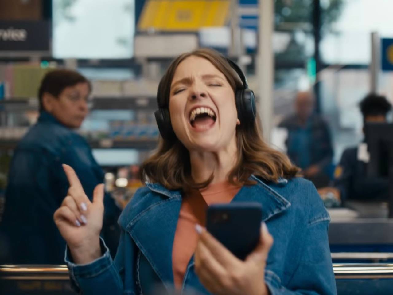 Marnel als zingende klant in commercial (bron: LIDL)
