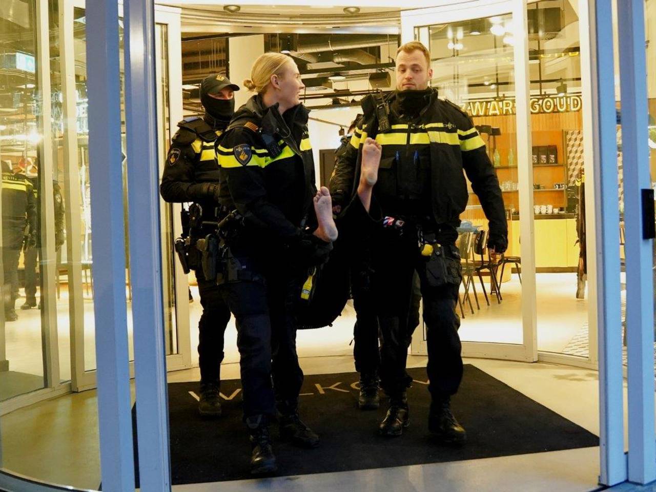 De politie draagt een demonstrant het ING-gebouw uit (foto: Bart Meesters / SQ Vision