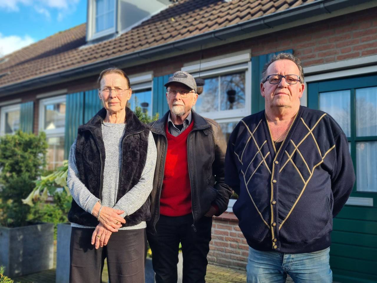 Marij van Oorschot, Theo Hendriks en Hans van de Weijer voelen zich niet meer veilig door hun buurman (foto: Omroep Brabant).