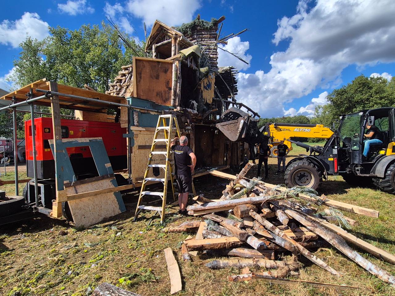 Van de winnende wagen is al snel weinig meer over (foto: Collin Beijk).