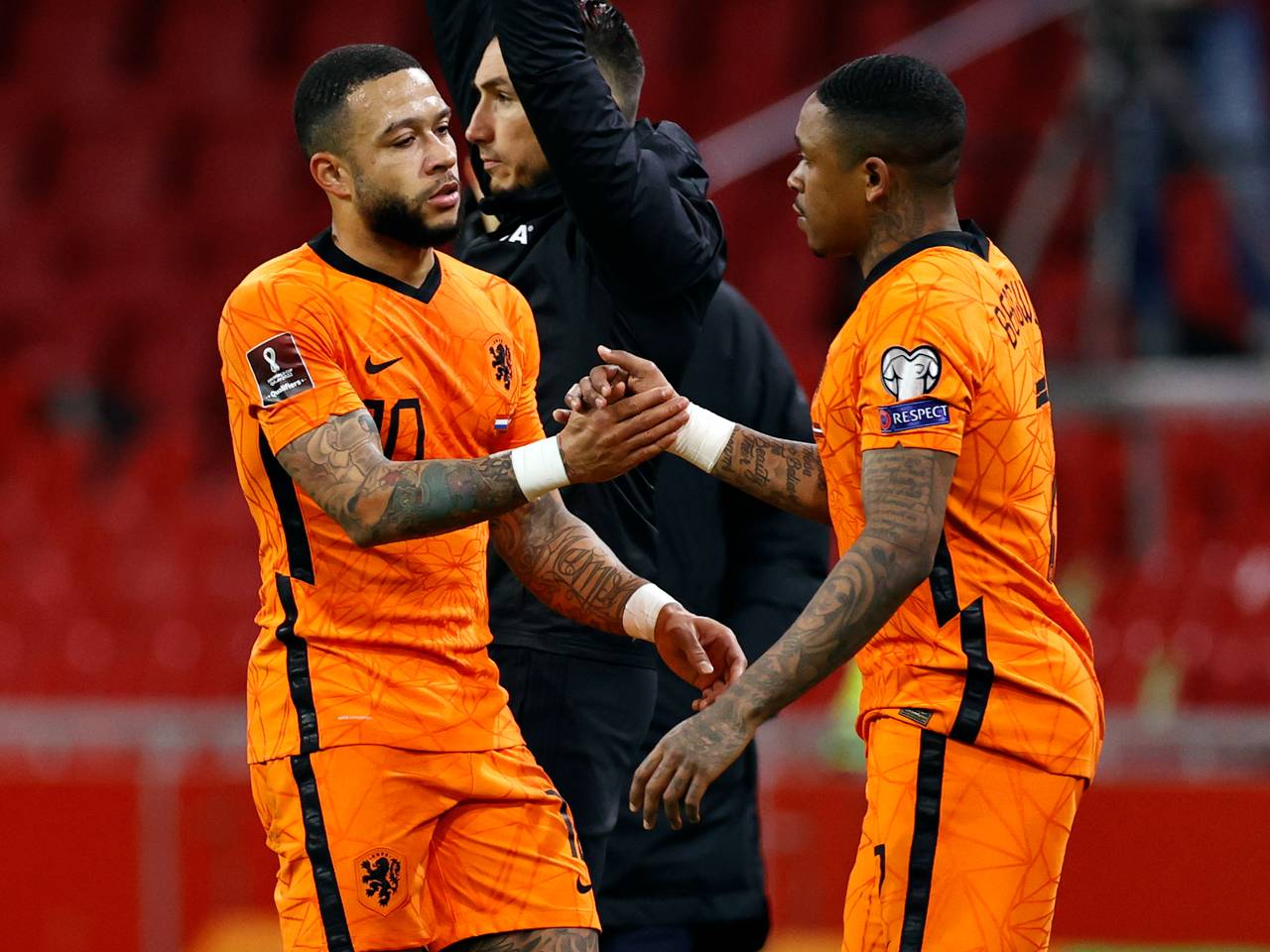 Steven Bergwijn komt voor Memphis Depay in Oranje (Foto: ANP)