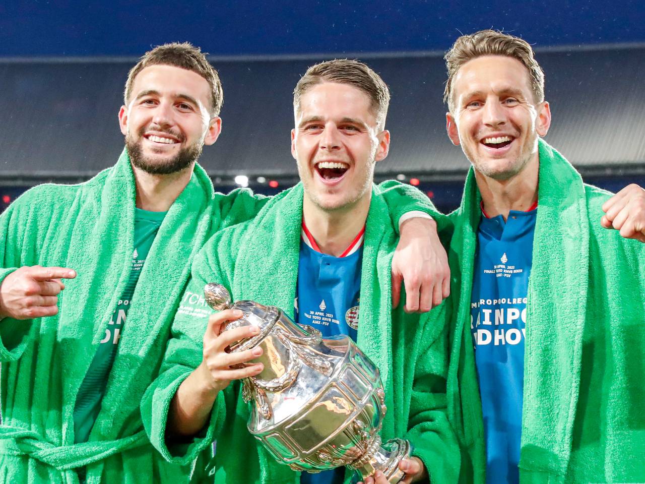 Joël Drommel, Joey Veerman en Luuk de Jong met de KNVB Beker, na de winst op Ajax (foto: Orange Pictures).