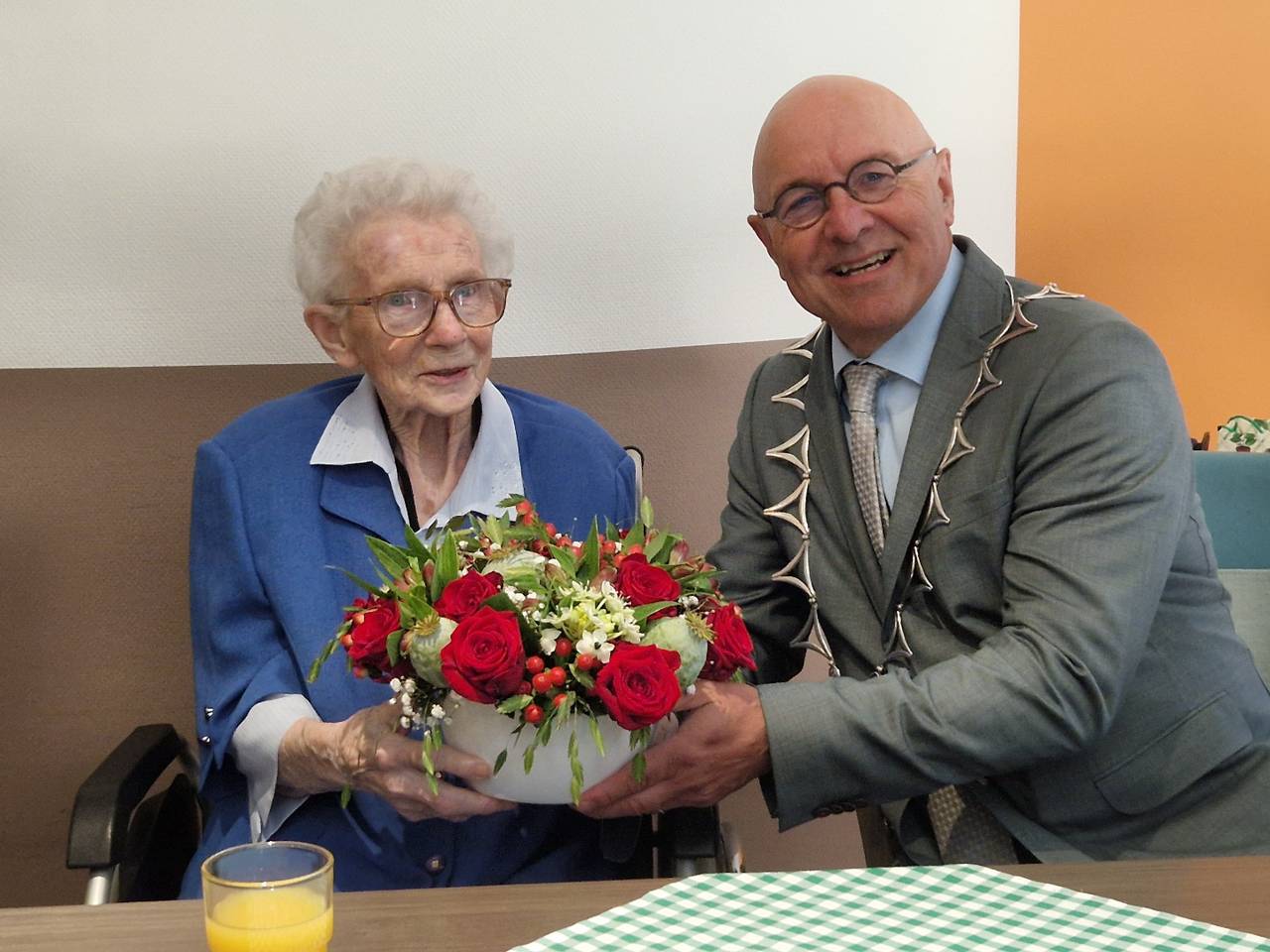 De 100-jarige zuster Egberta (links) met de burgmeester van Meierijstad Kees van Rooij (rechts) (foto: Tom Berkers).