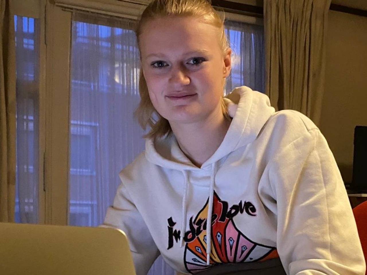 Sasja kan niet tijdens de lockdown niet stoppen met studeren. 