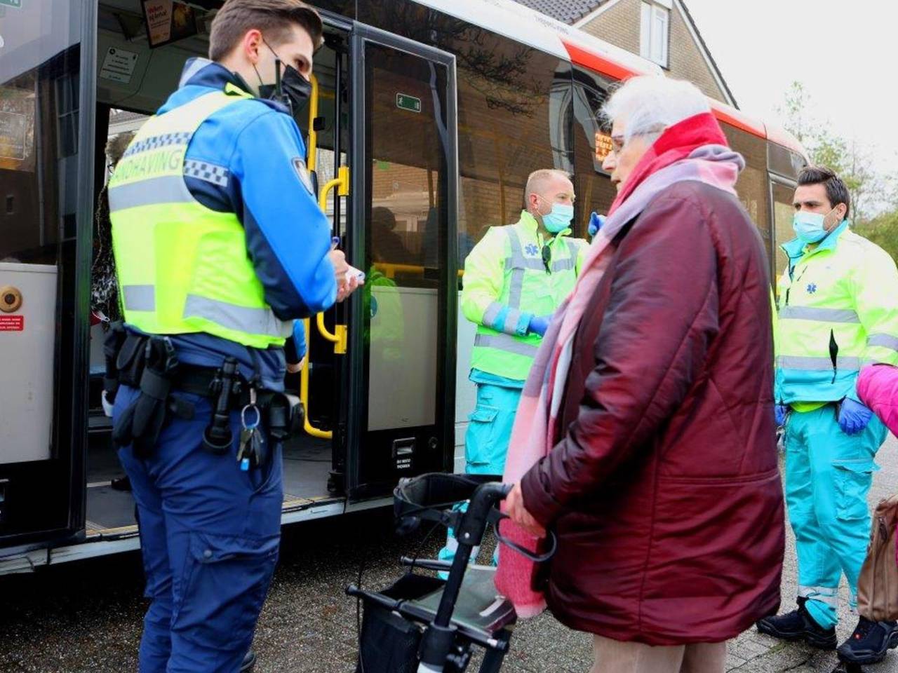 Met de bus werden de bewoners naar de Maaspoort gebracht 