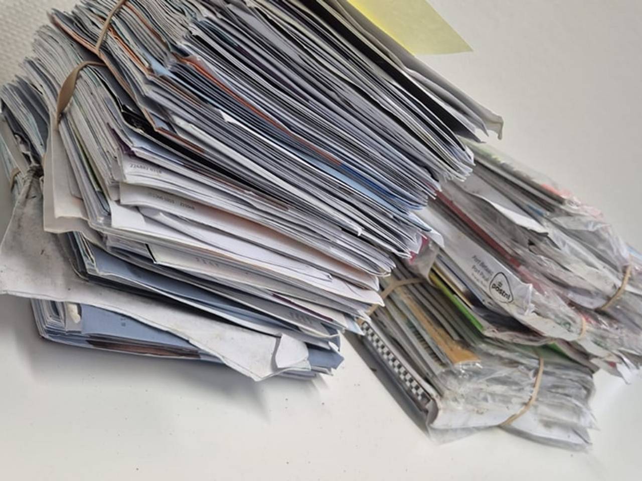 De stapels post waren gedumpt (foto: politie Waalwijk Loon op Zand).