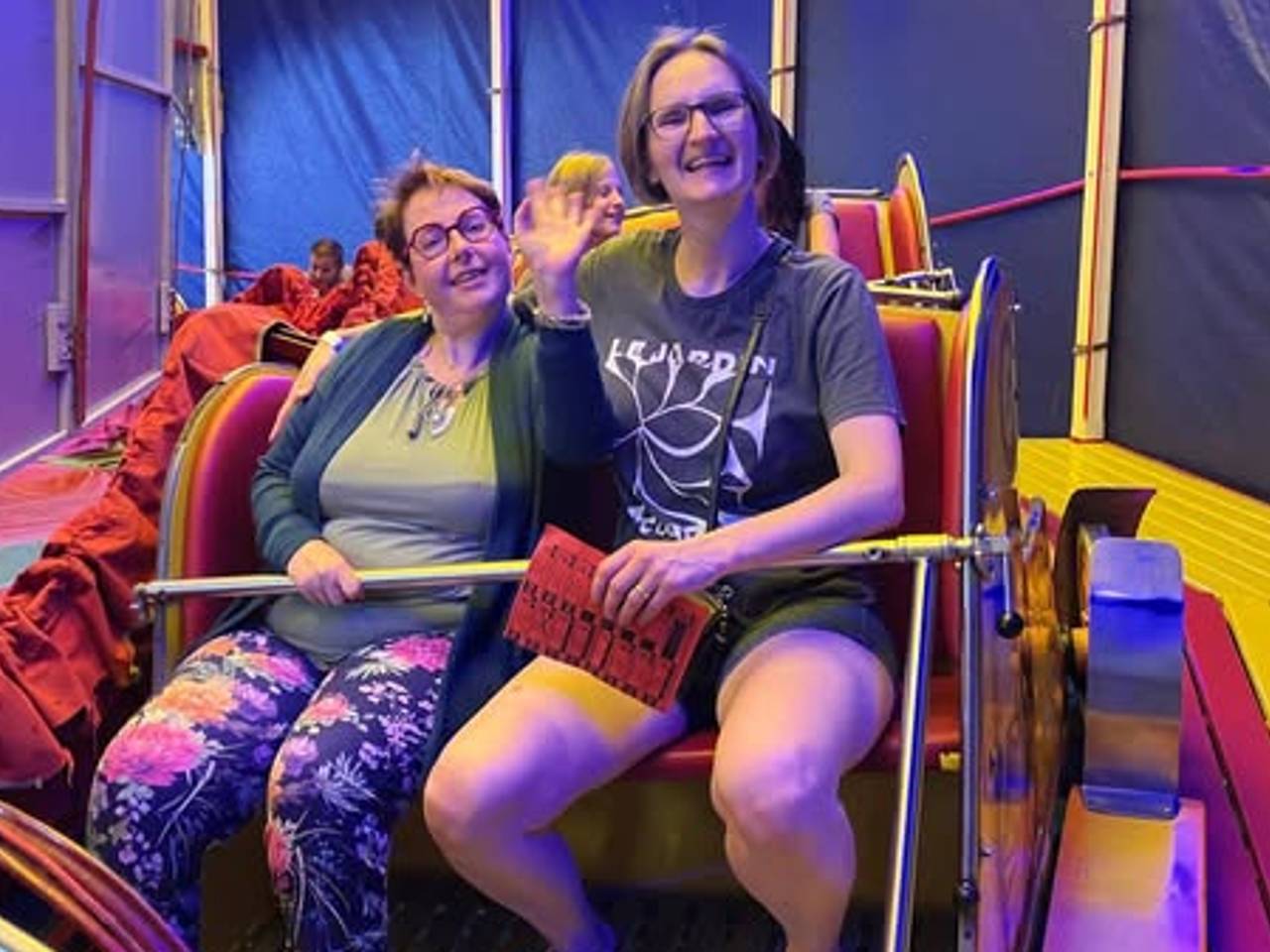 Gezellig samen in de attracties (foto: Facebook Yvonne de Leeuw).