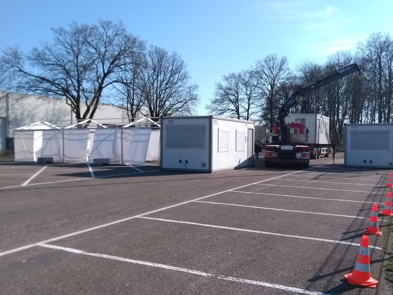 De huisartsenstraat wordt opgebouwd. (Foto: Tijmen Moelker)