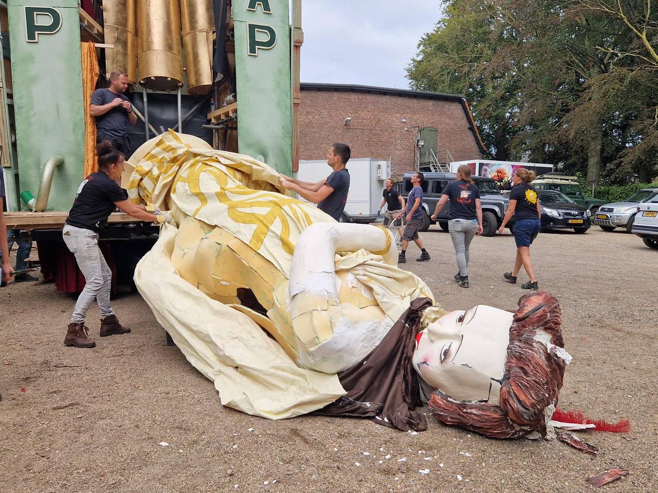 Leden van Vriendenkring Hopeloos slopen hun winnende wagen (foto: Noël van Hooft)