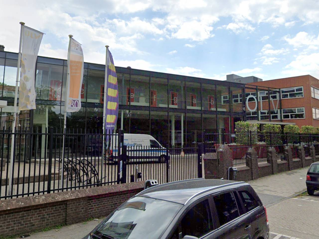 Het Onze Lieve Vrouwelyceum in Breda, een van de bedreigde scholen (foto: Google Maps).