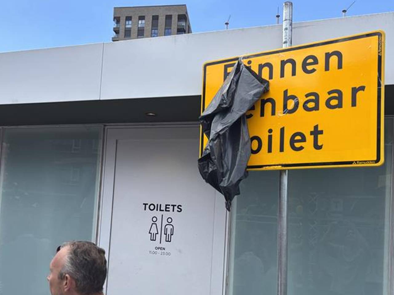 Het bord voor de wc werd afgeplakt met een vuilniszak (foto: Omroep Brabant).