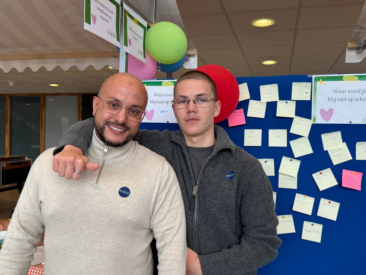 Jongerenwerker Samir en leerling Milan zetten zich in tegen pesten op Curio (foto: Omroep Brabant).