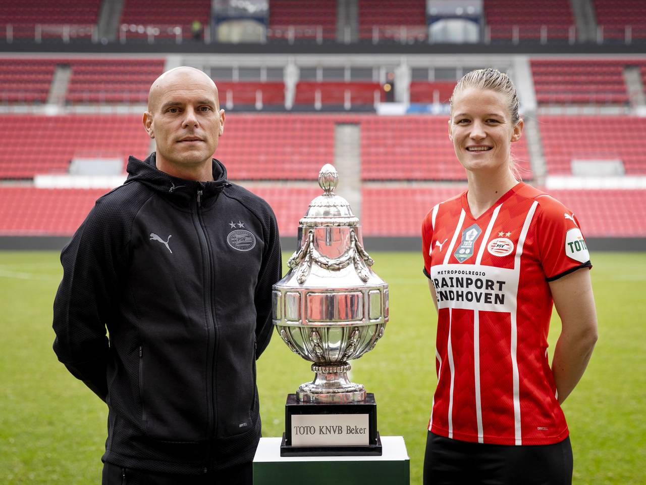 PSV-coach Rick de Rooij en Mandy van den Berg poseren alvast met de beker. Foto: ANP.