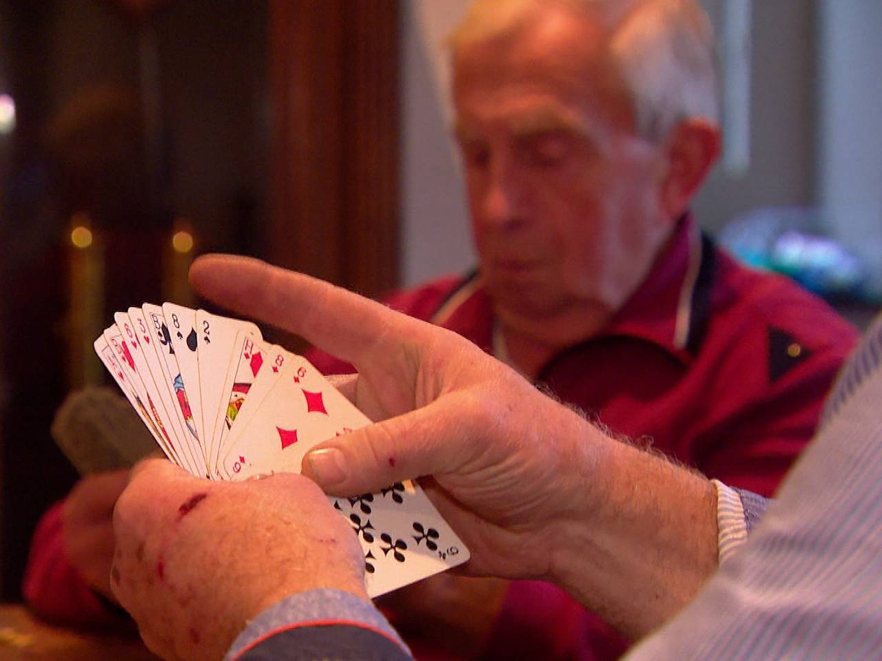 Een potje kaarten met opa? Albert geeft een snelcursus rikken