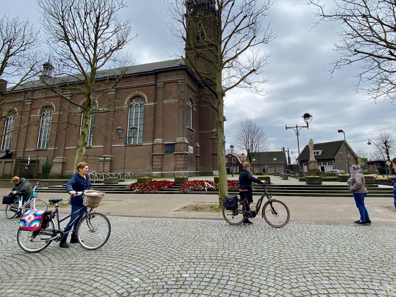 Mensen komen op veilige afstand samen bij de Sint-Servatiuskerk in Erp (foto: Jan Peels).