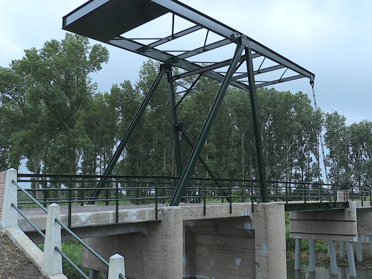 Historisch Biesboschbruggetje dat op instorten stond is weer als nieuw 