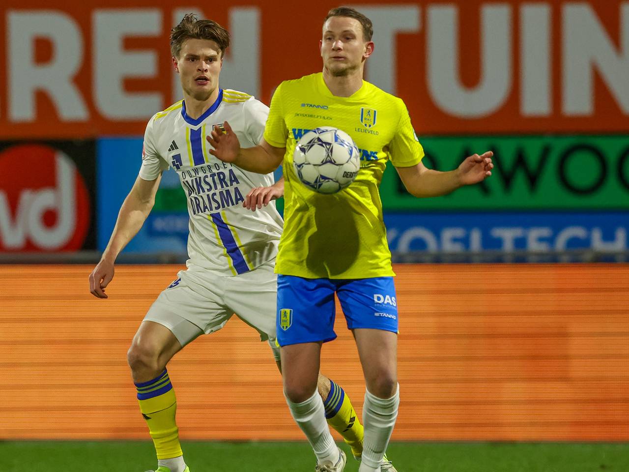Geen vuiltje aan de lucht voor RKC, demonstreert Julian Lelieveld (rechts) in een duel met Sturla Ottesen van Cambuur (foto: Orange Pictures).