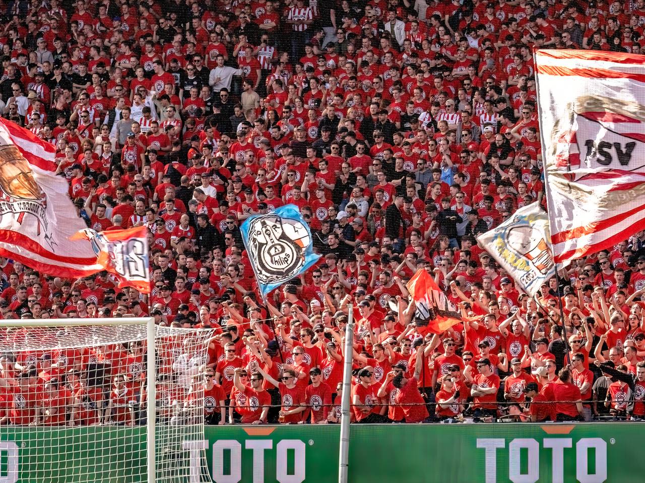Supporters zijn klaar voor de bekerfinale (foto: Marcel van Dorst).