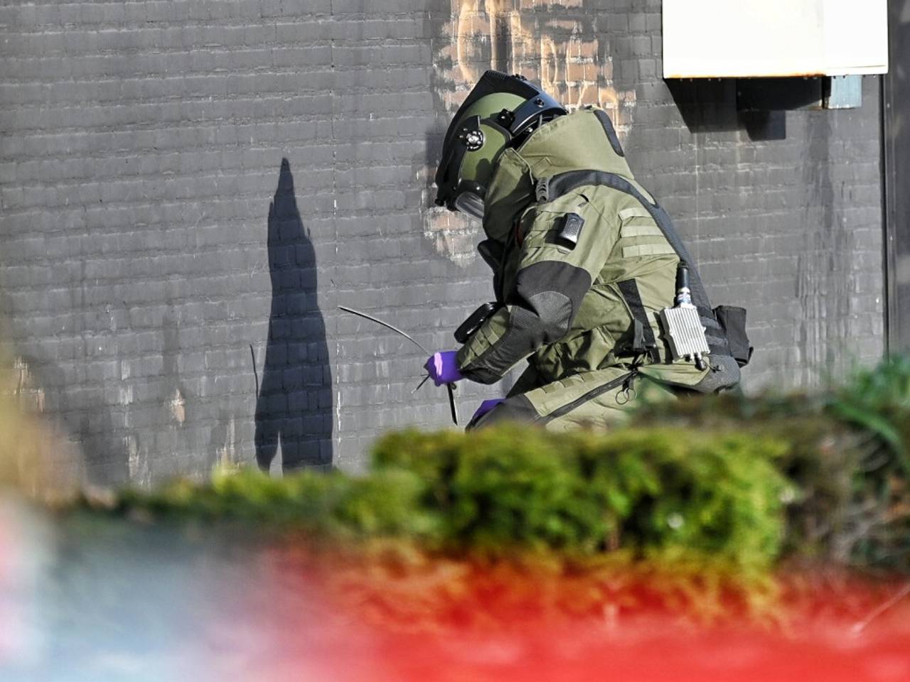 Een medewerker van de EOD ontmantelt een handgranaat (archieffoto: Toby de Kort/SQ Vision).