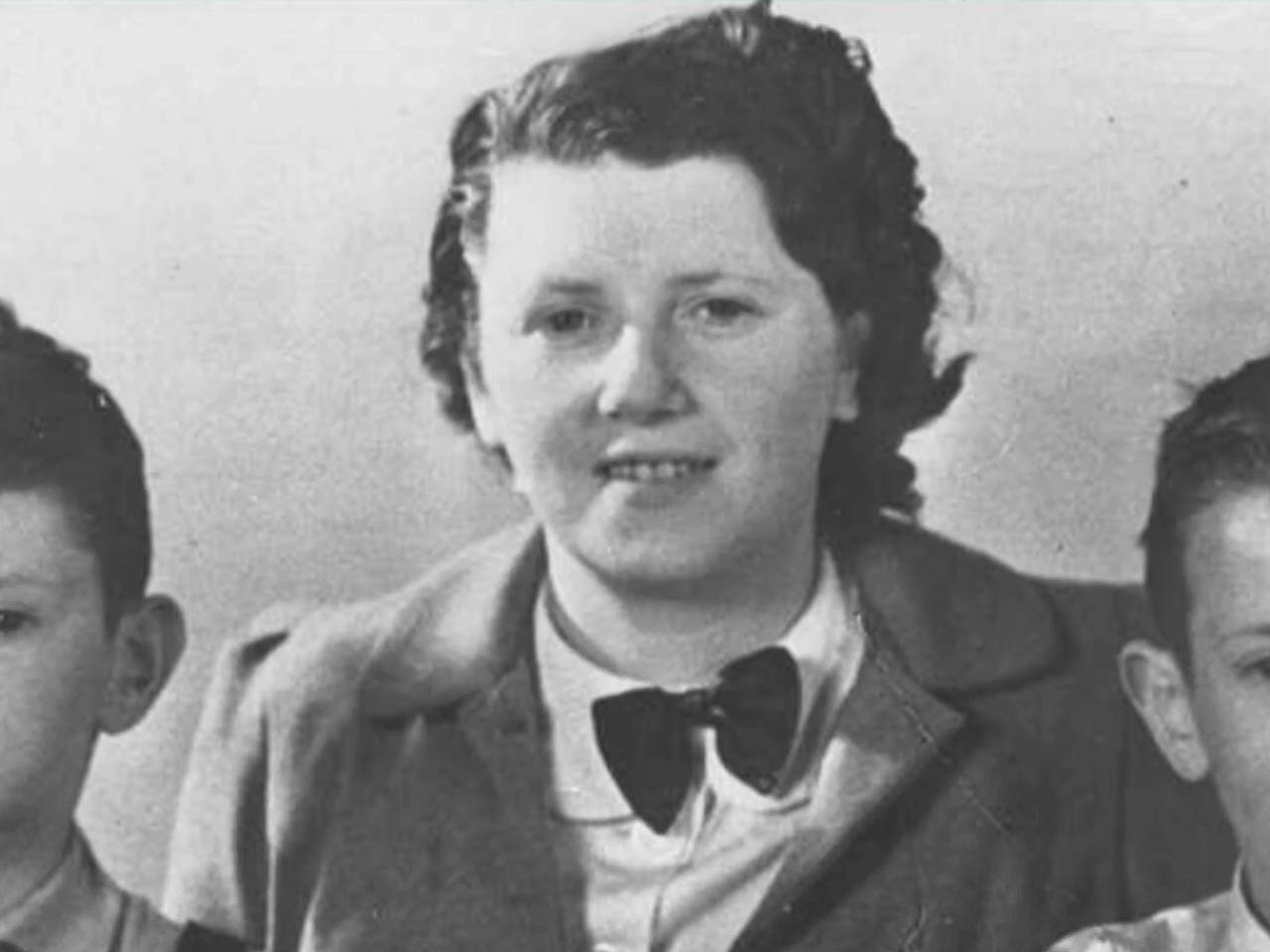 Moeder Hornemann met haar kinderen Lex en Edo.