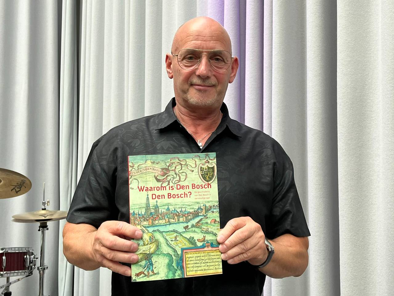 Ex-analfabeet Wim Sabel met het boek voor laaggeletterden Waarom is Den Bosch Den Bosch? (foto: Megan Hanegraaf).