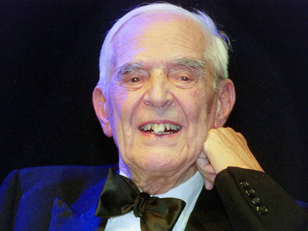 Frits Philips bij het uitroepen van de ondernemer van de eeuw