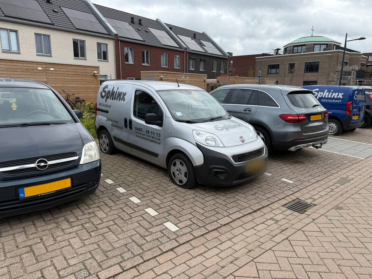 Alle banden lek van bedrijfsbussen pizzeria uit Cuijk (foto: Pizzeria Sphinx).