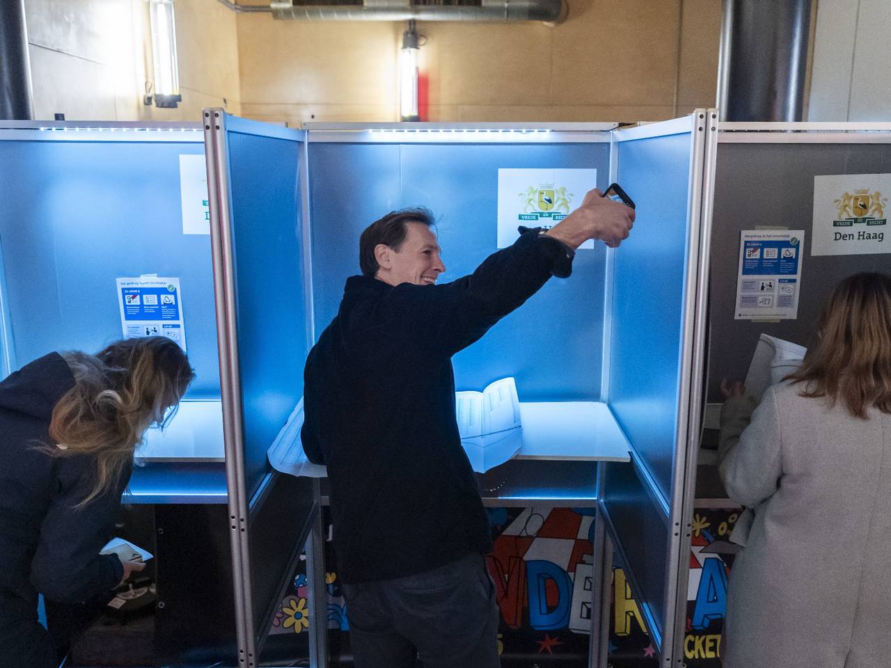 Laurens Dassen neemt uitgebreid de tijd voor een 'stemfie' (foto: ANP).